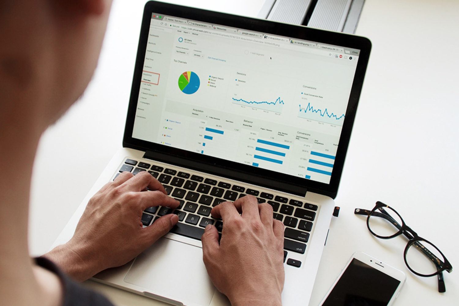 Marketing Automation mit dem Laptop und einem CRM-System