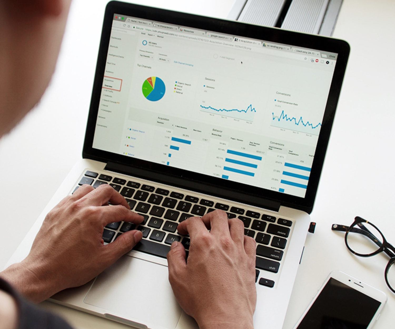 Marketing Automation mit dem Laptop und einem CRM-System