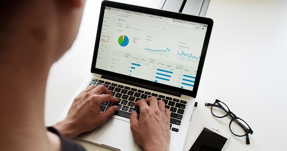 Marketing Automation mit dem Laptop und einem CRM-System