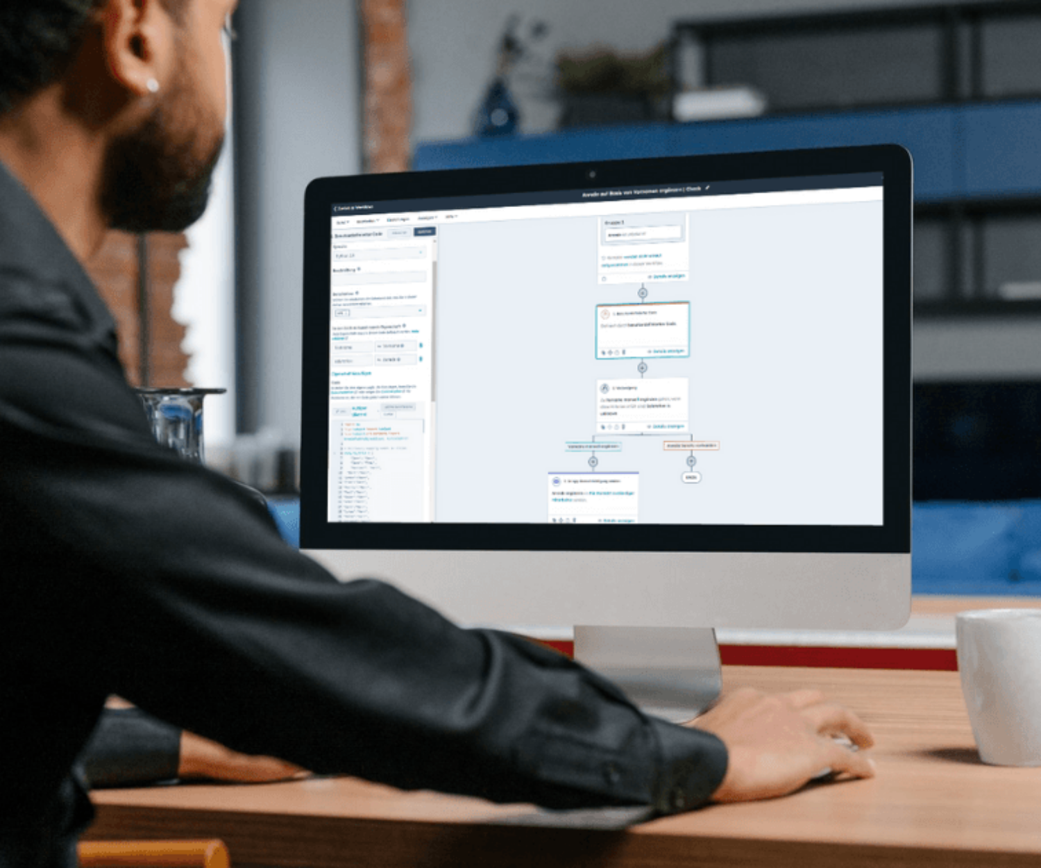 Mann bearbeitet HubSpot Custom Code Workflow Action am Computer.