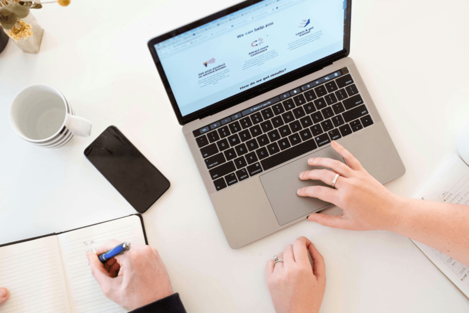 Marketingagentur oder Marketingberatung? Das Bild zeigt die beiden Dienstleistungswelten.