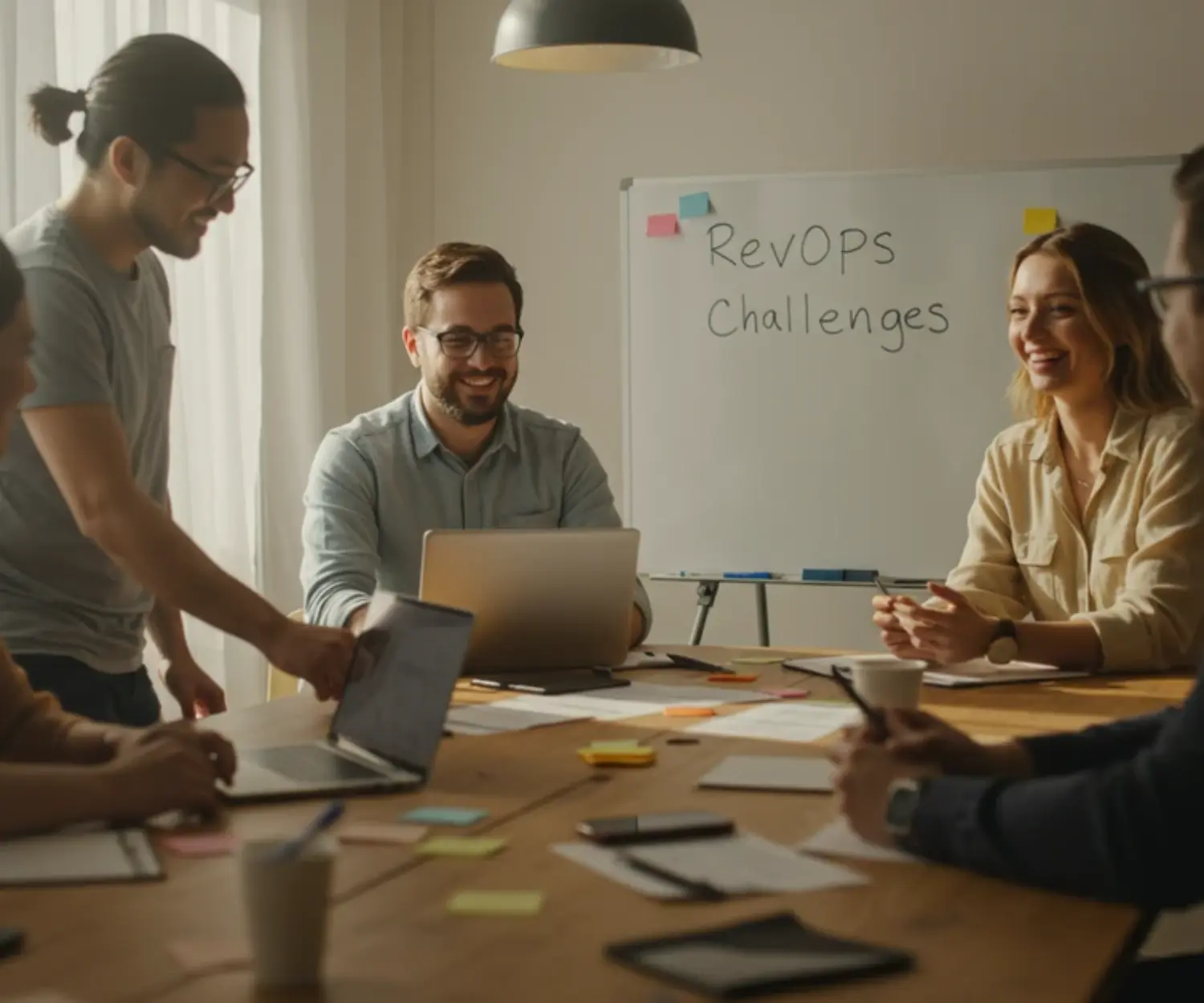 Business Leute brainstormen Lösungen für RevOps Herausforderungen.